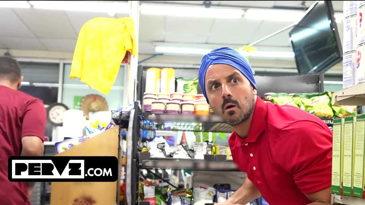 Kalın Lily Lou hırsızlık yaparken yakalandı iki bodega memuru tarafından cezalandırılıyor