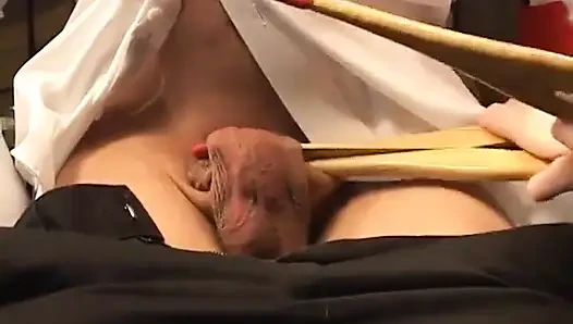 Blonde herrin aiden starr gibt asiatischen devoten typen cbt-lektionen