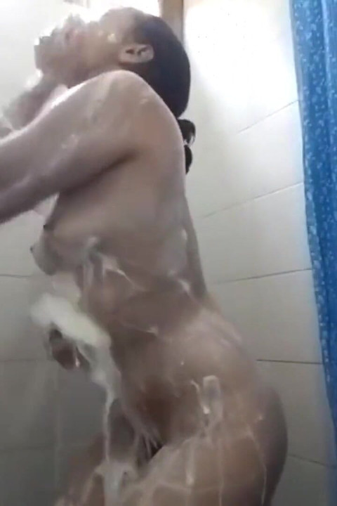Brittany folosește o baie pentru a face duș în fața altor oameni