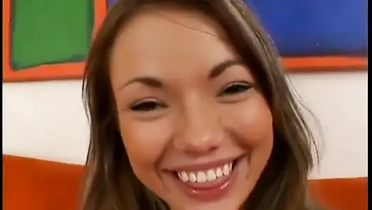 Возбужденная крошка наслаждается хорошим минетом с твердым хуем