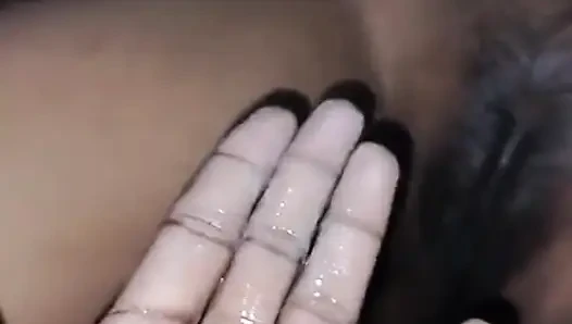 Pooja elini karısının amına soktu ve amcığı patladı.