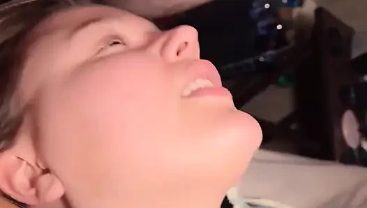 Ibu-ibu sange ini nyepong kontolku dengan posisi terbalik di pinggir ranjang sampai dicrot di mulut!