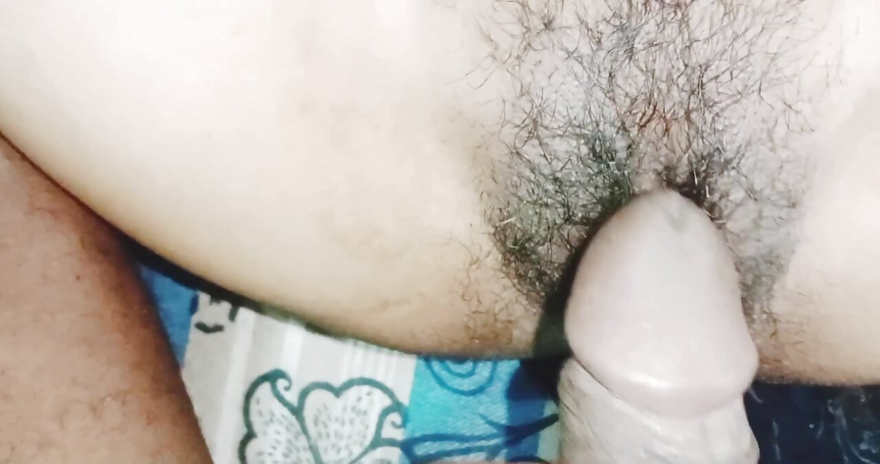 Neukte de Gujarati schoonzus nadat hij haar een beha had aangedaan