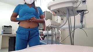 Стоматологическая студентка мастурбирует в кабинете врача