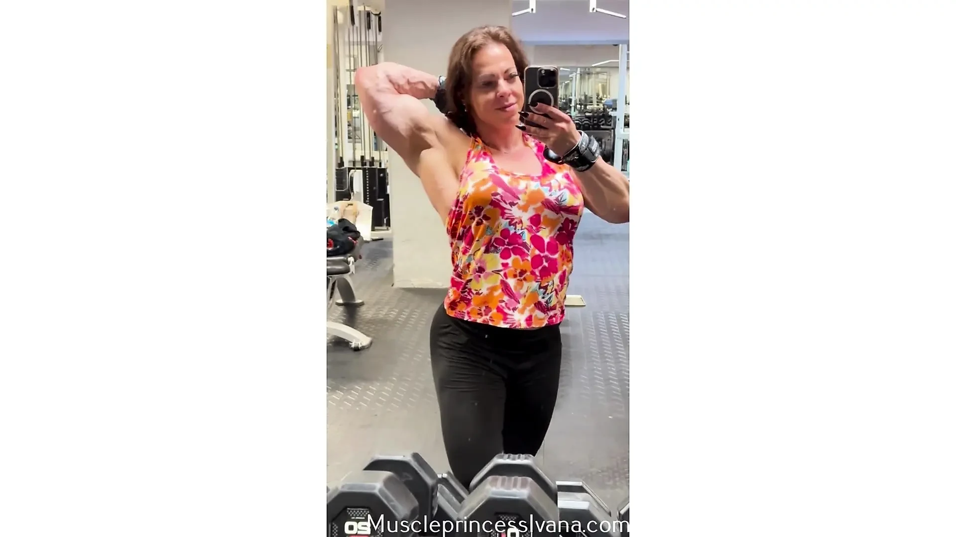 Có gì lớn hơn, glutes của tôi sau ngày chân hoặc tiếng rên rỉ của bạn khi tôi để cho một xé vào mặt của bạn?
