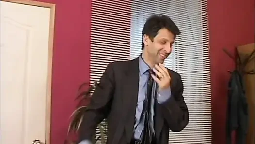 Junge sekretärin hat einen analorgasmus mit einem großen schwanz drinnen