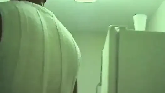 Ateşli esmerin kıllı tek başına parmaklama ve buharlı lezbiyen üçlü seks