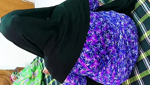 Büyük göğüslü esmer orta yaşlı seksi kadın eğlendirmeyi biliyor - azgınken kocasının erkek kardeşini sikiyor