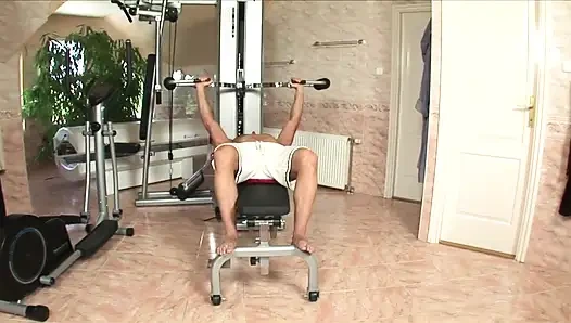 Brunette slut in her suck-fuck scene in the gym