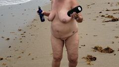 Feliz esposa bailando desnuda en una playa nudista en florida