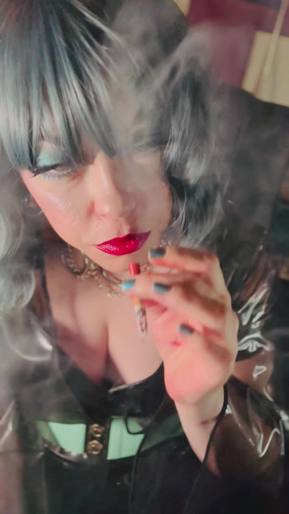 Ela é um sonho de PVC! Tina Snua fuma 2 cigarros com derivas, inalais snap &omi. Tosse, fumante fumante | Clipe 2