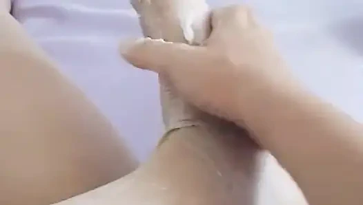 МАССАЖ СТУПНЕЙ СО СЛИВКАМИ ДЛЯ РУК И МОЛОКОМ ДЛЯ ТЕЛА