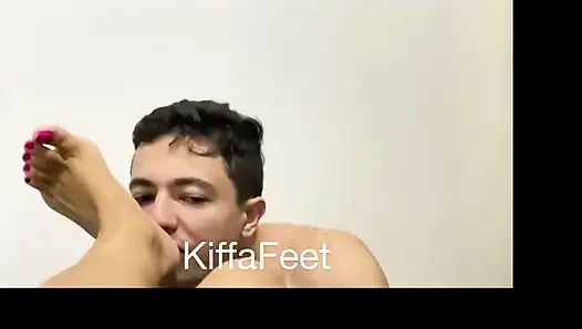 Богиня Kiffa соблазняет одного из ее фут-почитателя