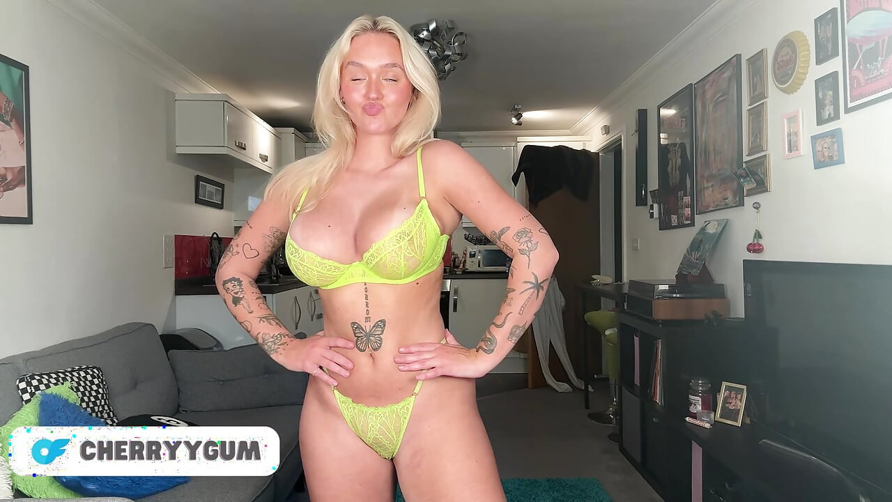 小柄なティーンが透けたストッキングの裸を試す