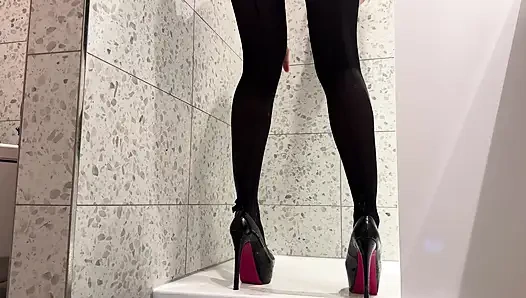 Я мочу себя в колготки