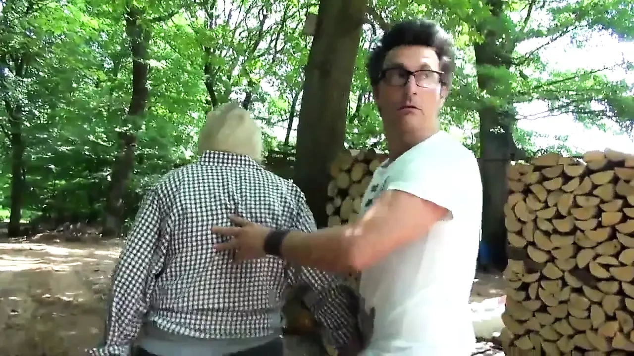 丰满的奶奶用避孕套性交并被巨大的业余鸡巴射在嘴里