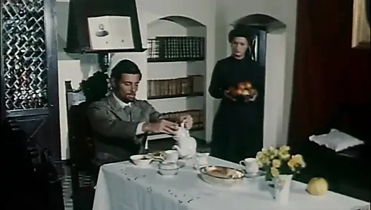 Красивая блондинка сосет член и трахается в замке