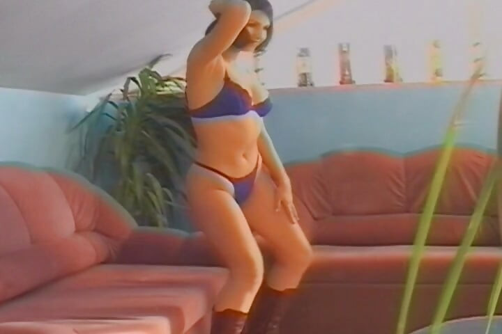 Sundar kale bal vali phrench beb dildo ke sath khelti hai aur bukake ka maja leti hai