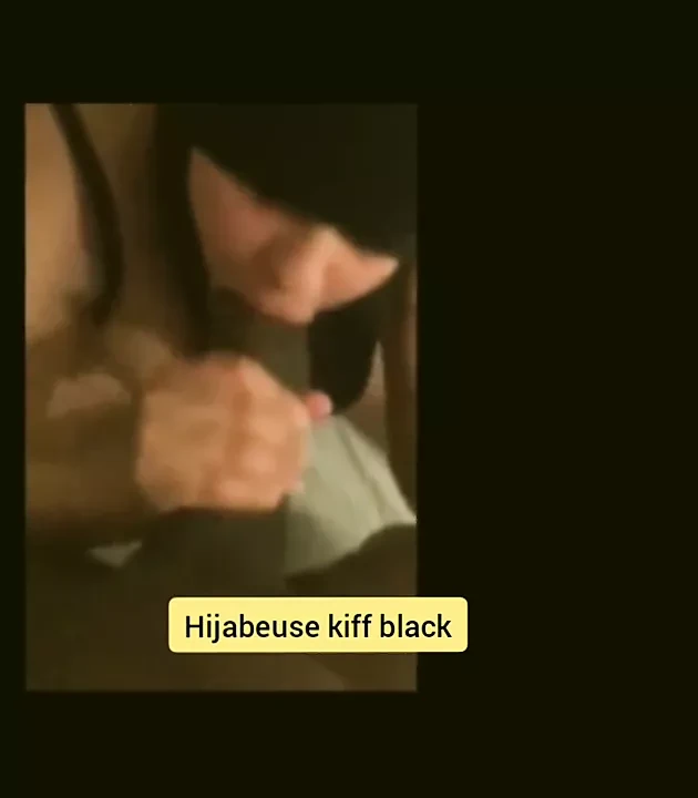 来自沙特阿拉伯的穆斯林女孩戴着穆斯林头巾喜欢吮吸大黑鸡巴
