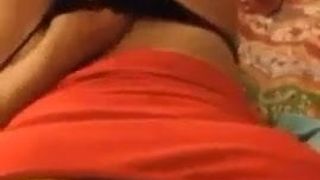 Горячая девушка мастурбирует в любительском видео