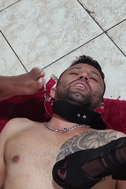 Dominatoare dominatoare stând pe față Dominare