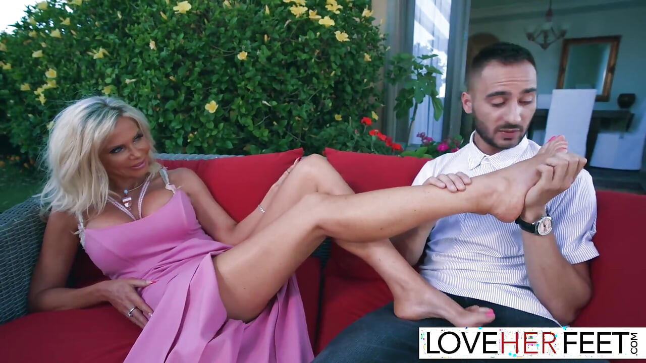 Hot Mom Victoria Zdrok Hits Orgasm In An Outdoor Feet Sex