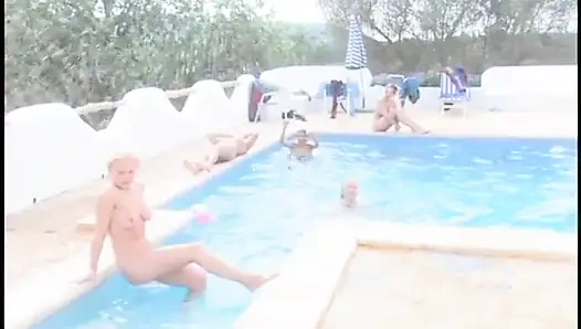 Tante seksi di kolam renang
