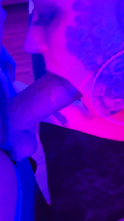 69 dalam bodystocking neon POV doggy creampie dengan TS Diana Deelight dalam stoking.
