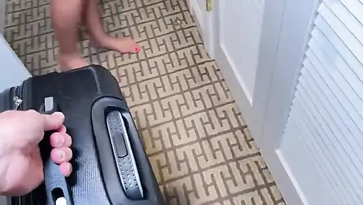 Bir tatil köyünde tatilde iki orta yaşlı seksi kadınla üçlü sikişiyor, bu iki kızı tam bir nelson'a sokuyorum