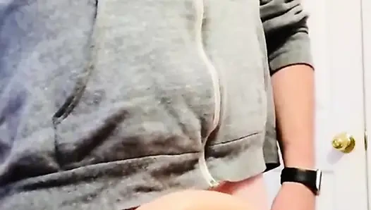 Küçük yer fıstığı ile büyük şişman sulu dildo karşılaştırıyor