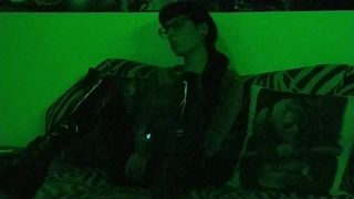 Sexy Goth Domina raucht in geheimnisvollem grünem Licht pt2 hd