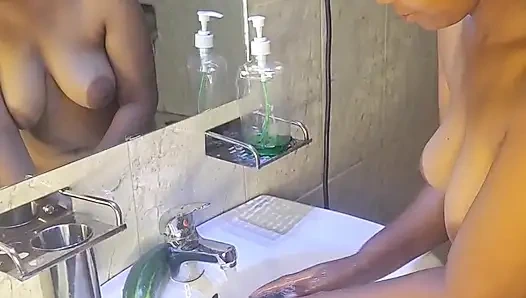 Hukuman muncrat memek merah muda