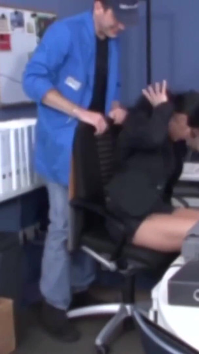 Trenutak koji morate podijeliti iz "Iznova i iznova zakucana u napaljenu rupu pičke MILF-ice"