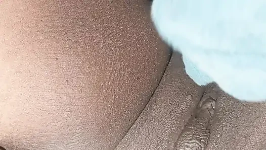 Üvey babasının pürüzsüz amını gördükten sonra penisim ereksiyon oldu.