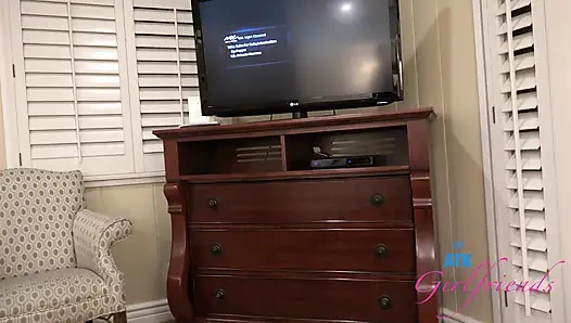 Вы продолжаете океанское путешествие с Имани, тогда она делает вам полную дрочку, дрочку ногами, и минет, заканчивающийся вами