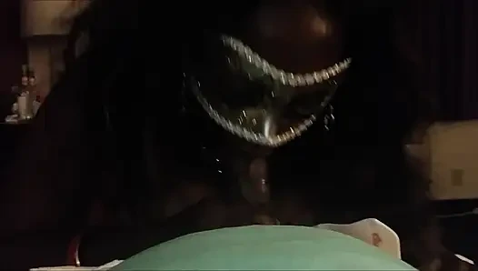 Maskeli orta yaşlı seksi kadın dizlerinin üzerinde