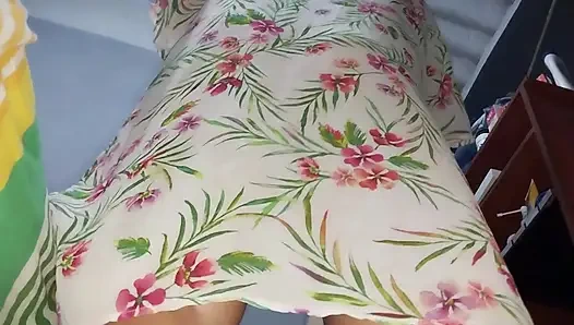 Üvey annemin soyunuyorken yatağın altında götünü gözetliyorum