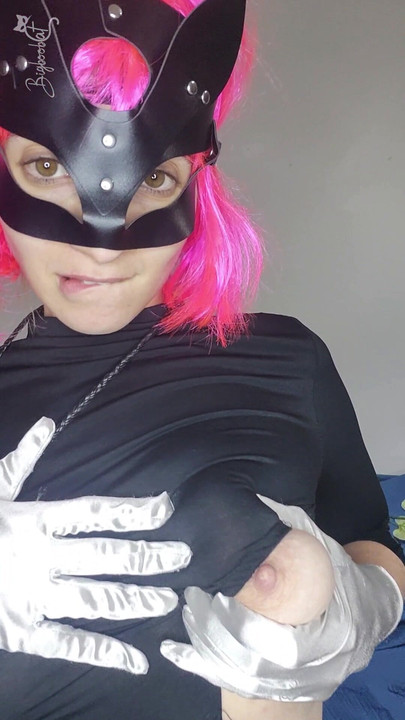 Descoperă-mi plăcerea cu masca mea de pisicuță și țâțele mari