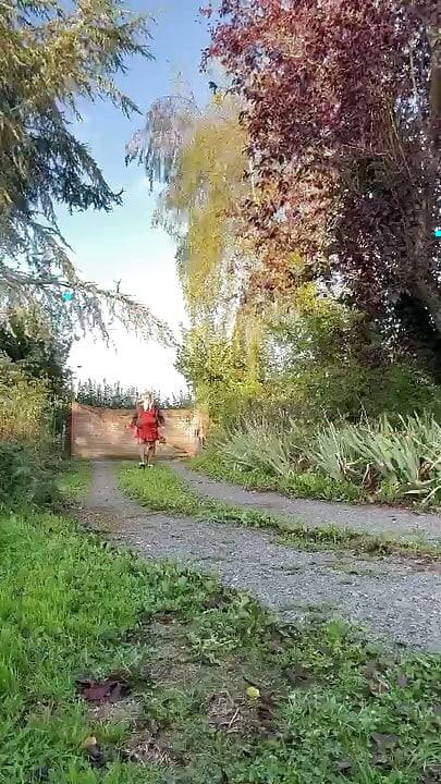 Odjevena u naboranu haljinu za večernji izlazak