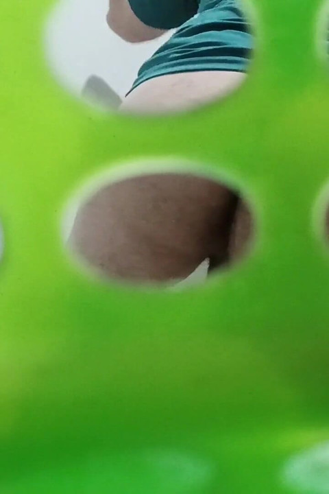 Je kunt mijn kont zien door de gaten in het green screen