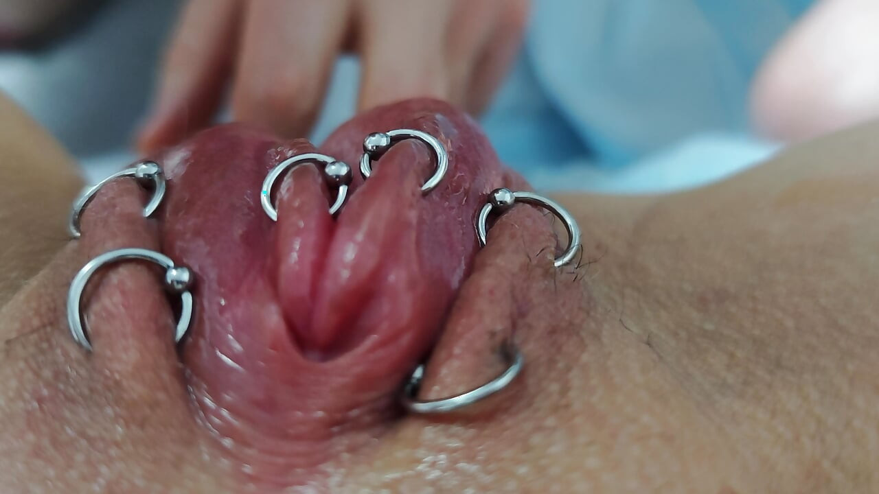 피어싱된 펌핑된 보지 먹기