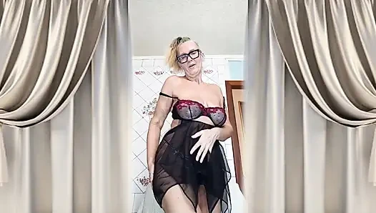 Ateşli ev hanımı lukerya mutfakta siyah içinde