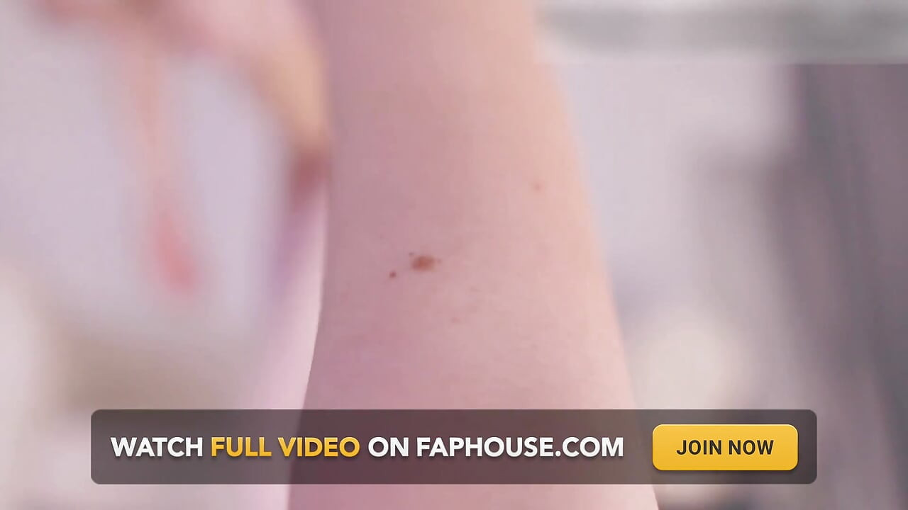 Crot di dalam memekku! Cewek ini ngentot memeknya pakai dildo sampai muncrat berantakan