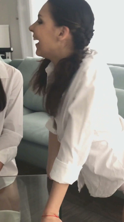 高年级学生Nataly Gold建议她的室友Henessy在重要考试前吹箫