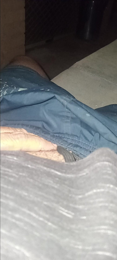 外で小さな未割りのマオリの男のペニスをしごいている