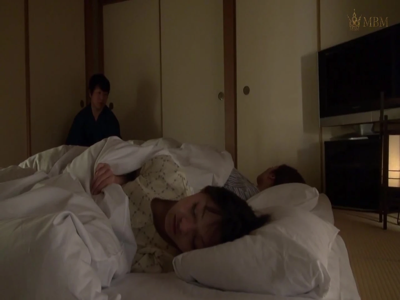 M867G04 Nasty SEX of a mature woman who suppresses her voice and writhes violently next to her daughter