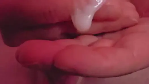 Porno izliyorum ve sikimi ☺️ sıvazlıyorum