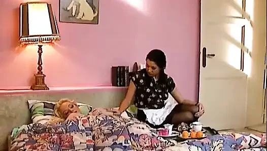 Legend Silvia Saint büyük memeli hizmetçi Amanda ile ateşli bir lezbiyen orgazmı yaşıyor