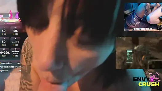 Gadis gamer dengan stoking jala lagi asik berlutut