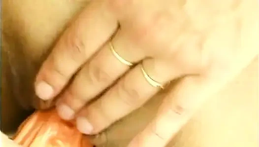 Сексуальная телочка мастурбирует игрушкой ее киску на кастинге